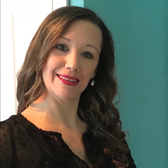 Meet your Posher, Nicole - Picture 2 of 3